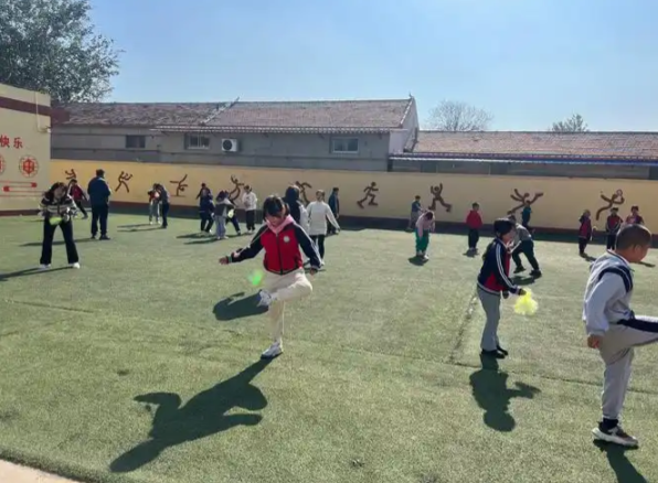 课间十五分钟不是简略地让孩子走出教室而是玩得好玩得安全 课间十五分钟不是简略地让孩子走出教室而是玩得好玩得安全