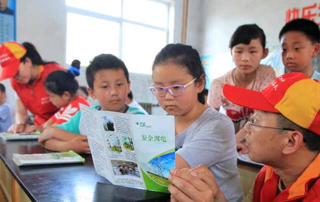 随着电器使用增多用电安全成为看护学生健康生长的重要一环